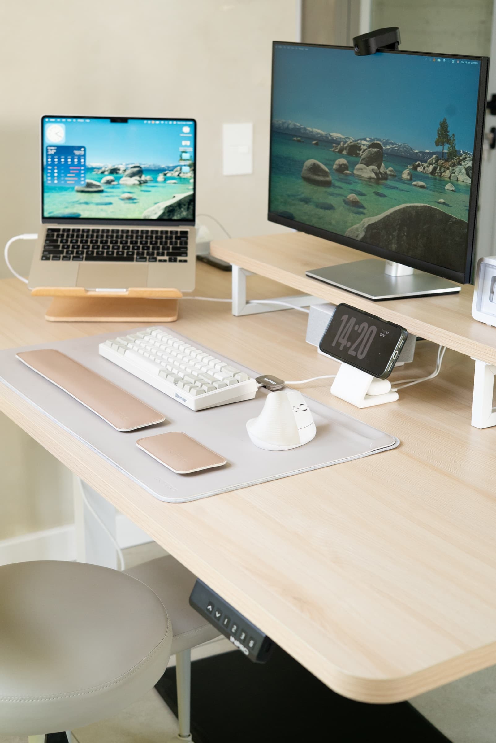 Setup de oficina con standing desk, monitor y accesorios INPRO