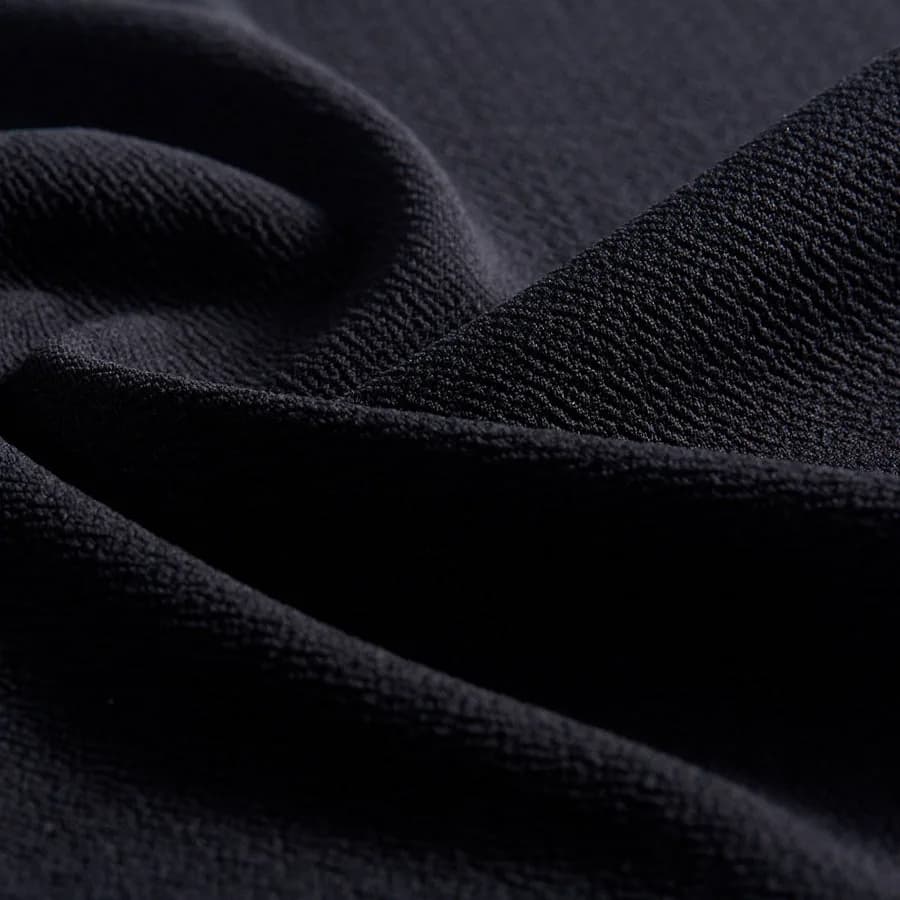 Detalle de la textura del tejido microelástico negro de Maxis