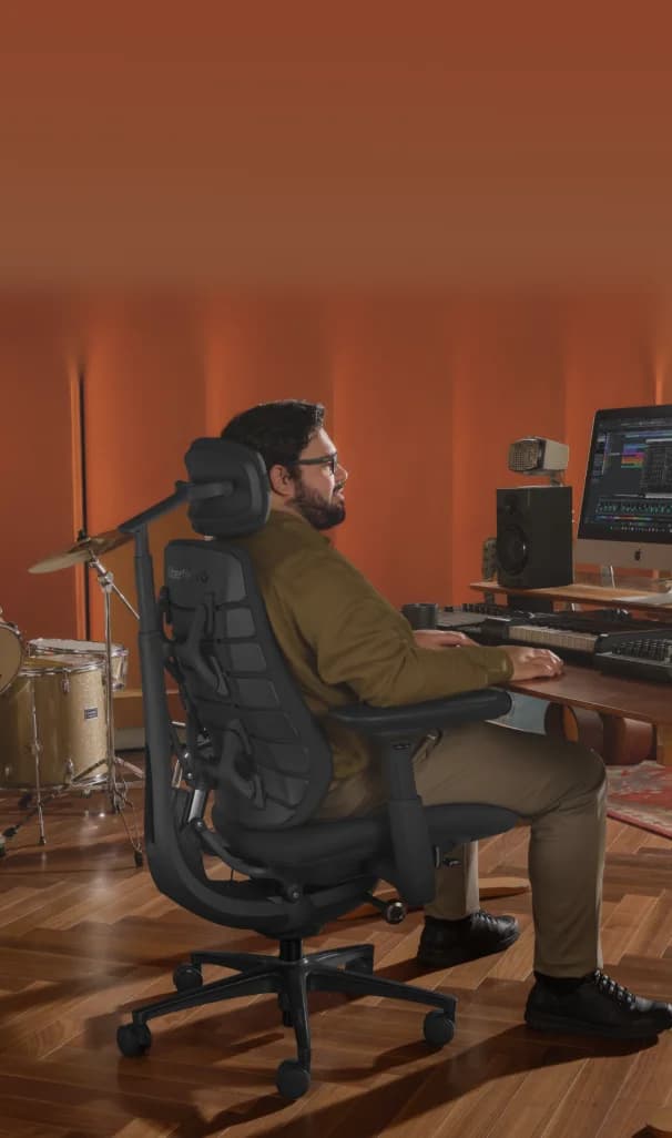 Persona trabajando en una silla LiberNovo Maxis en un estudio