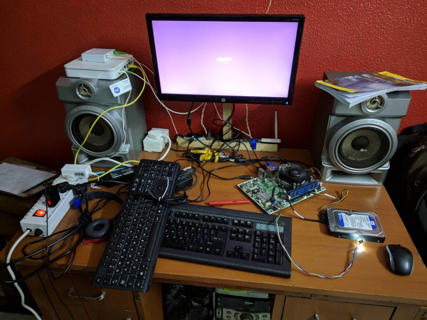 Setup desordenado con monitor y muchos cables