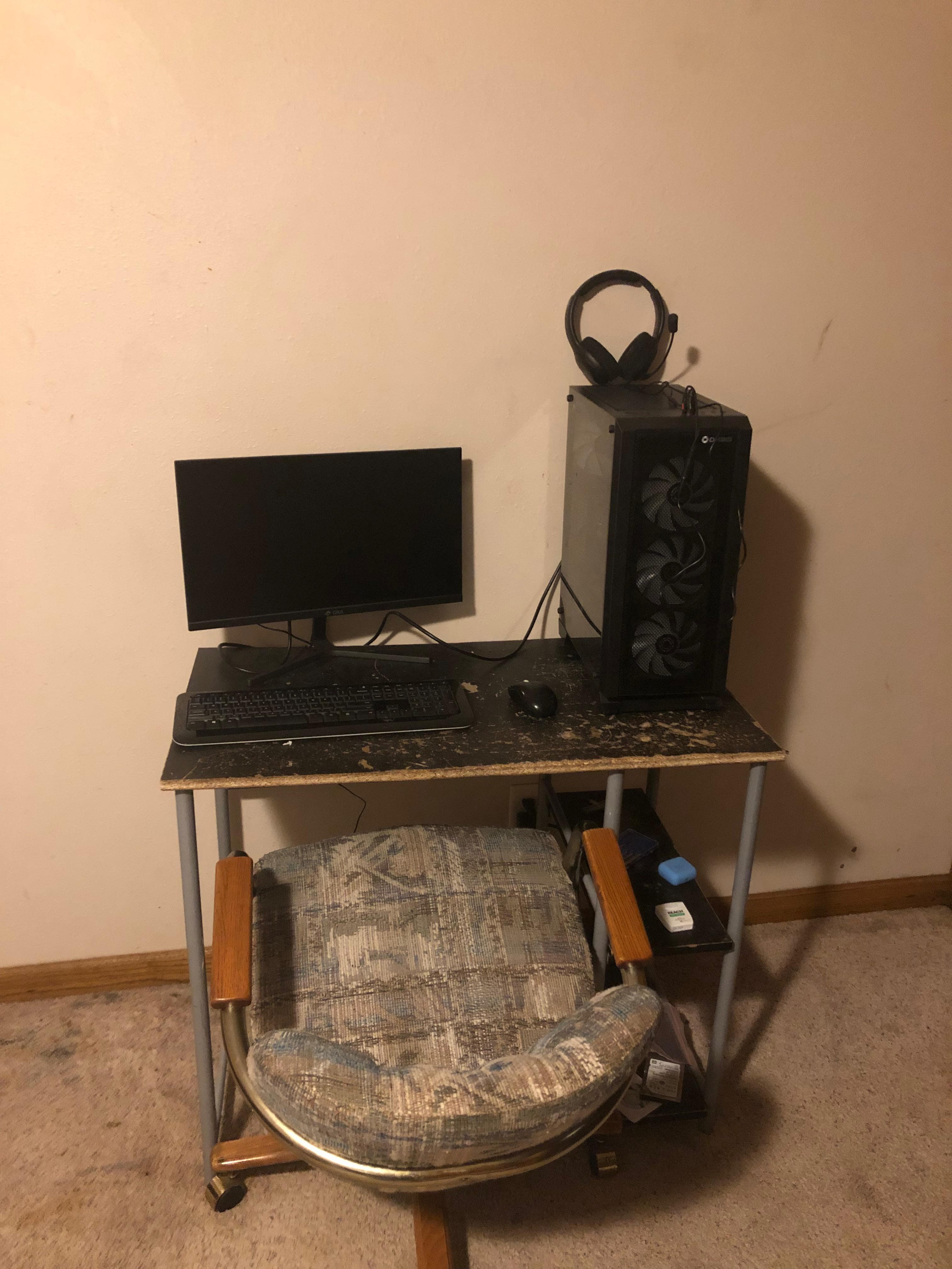 Escritorio pequeño con monitor, gabinete y silla