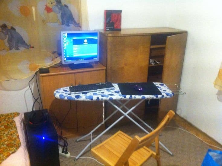 Mesa de planchar usada como escritorio