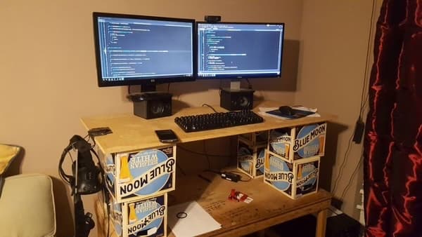 Escritorio angosto con dos monitores